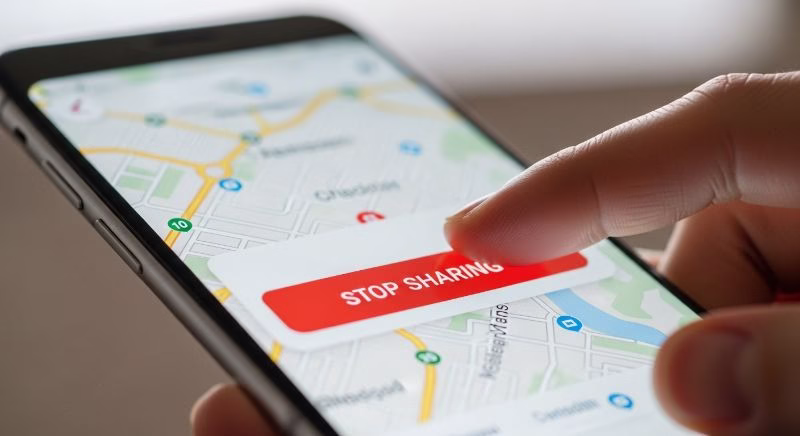 스마트폰 지도 화면에서 위치 공유 나가기 버튼을 누르는 손가락 클로즈업